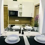 Heart With Free Private Parking Apartment