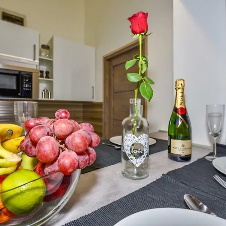Heart With Free Private Parking Apartment